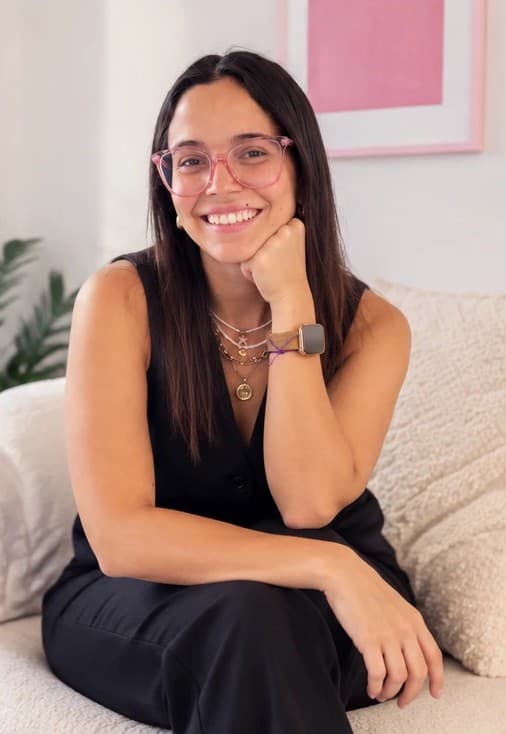 Juli sonriendo, sentada en un sillón